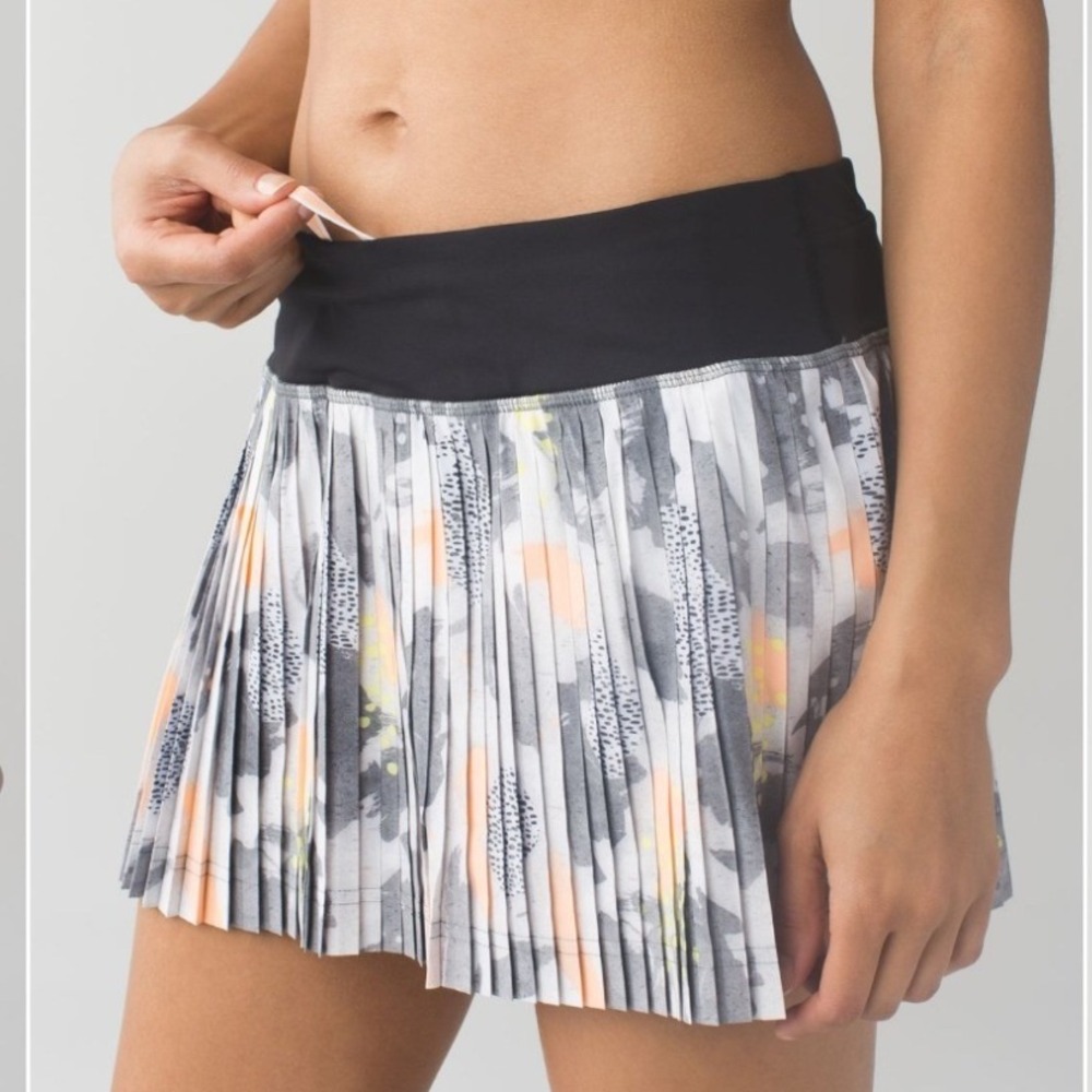 Lululemon Pleat To Street Skort II Mini Art Pop White Multi Black Sz 8 Athletic